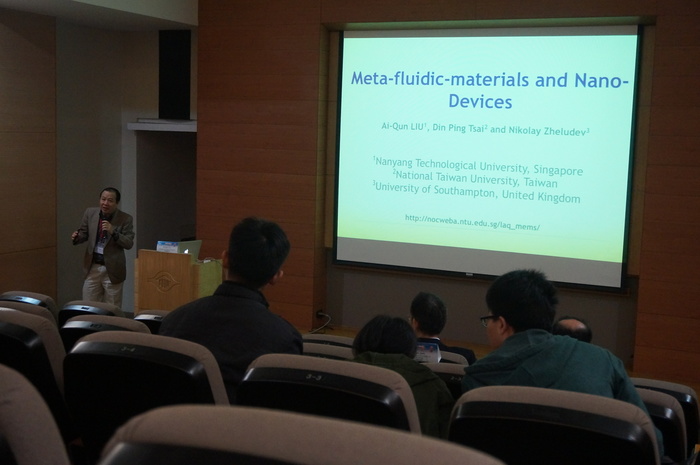 新加坡南洋理工大學 劉愛群教授 訪問長庚大學工學院並於ISNE 2014會議(2014/05/08)中演講題目: Meta-fluidic materials and nano devices